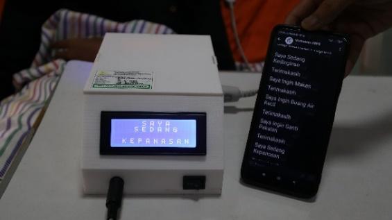 A device with a screen and a phone

Description automatically generated
