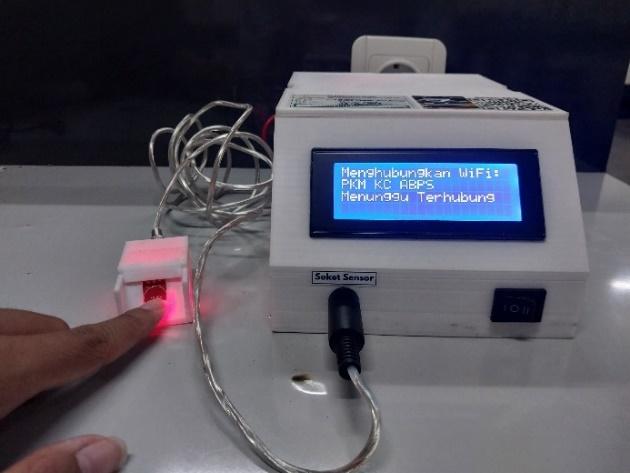 A finger pointing at a device

Description automatically generated