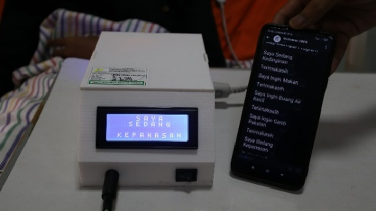 A device with a screen and a phone

Description automatically generated