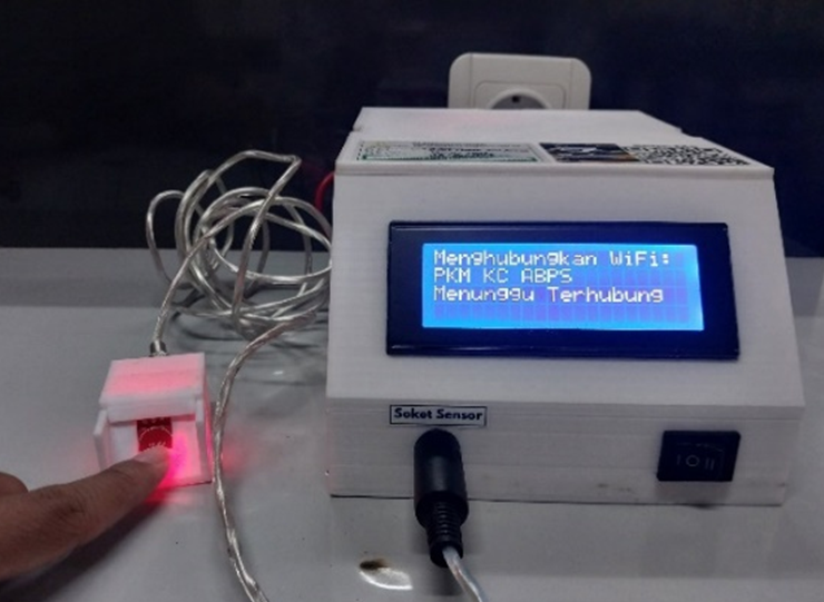 A finger pointing at a device

Description automatically generated