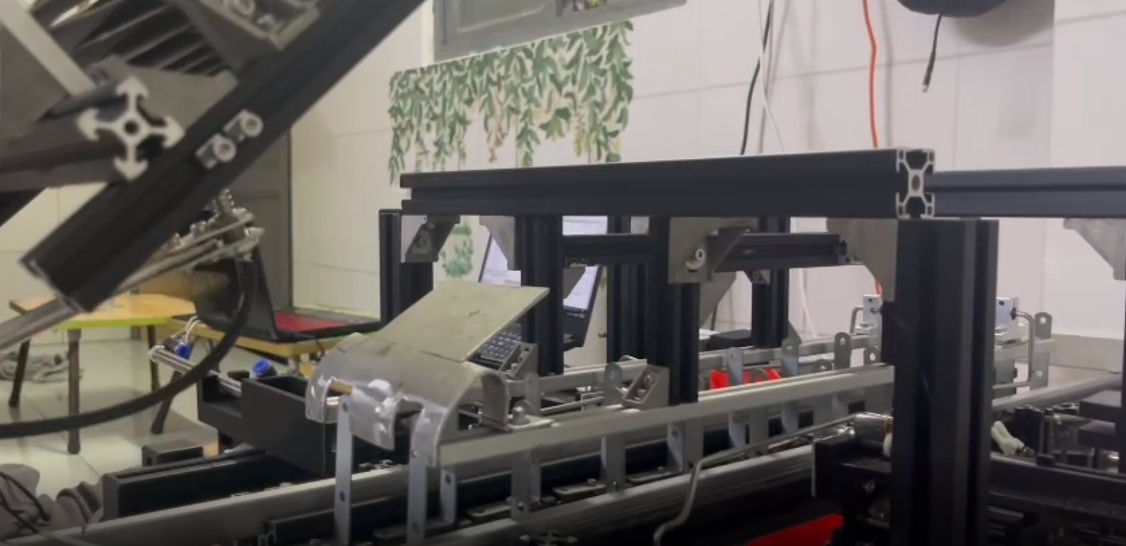 A machine with a keyboard

AI-generated content may be incorrect.