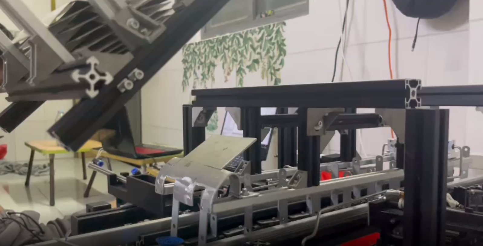 A machine with metal parts

AI-generated content may be incorrect.