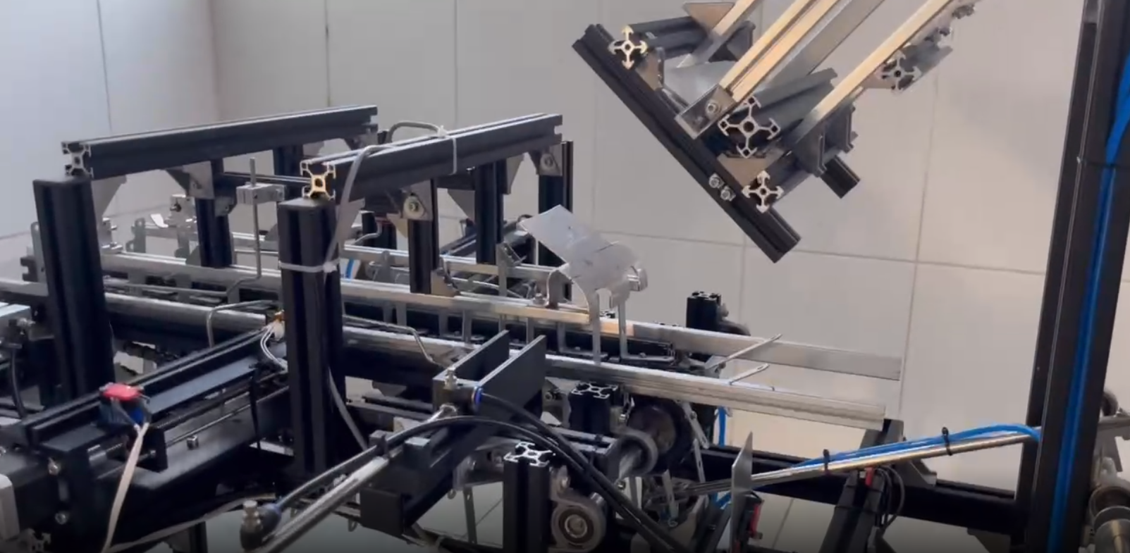 A machine with metal parts

AI-generated content may be incorrect.