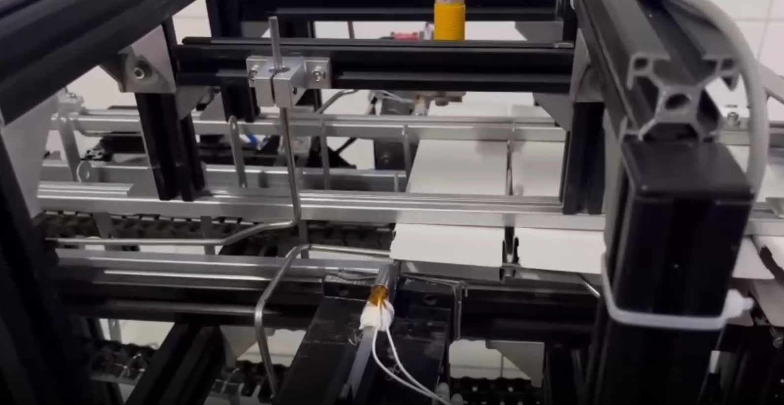 A machine with metal rods and wires

AI-generated content may be incorrect.