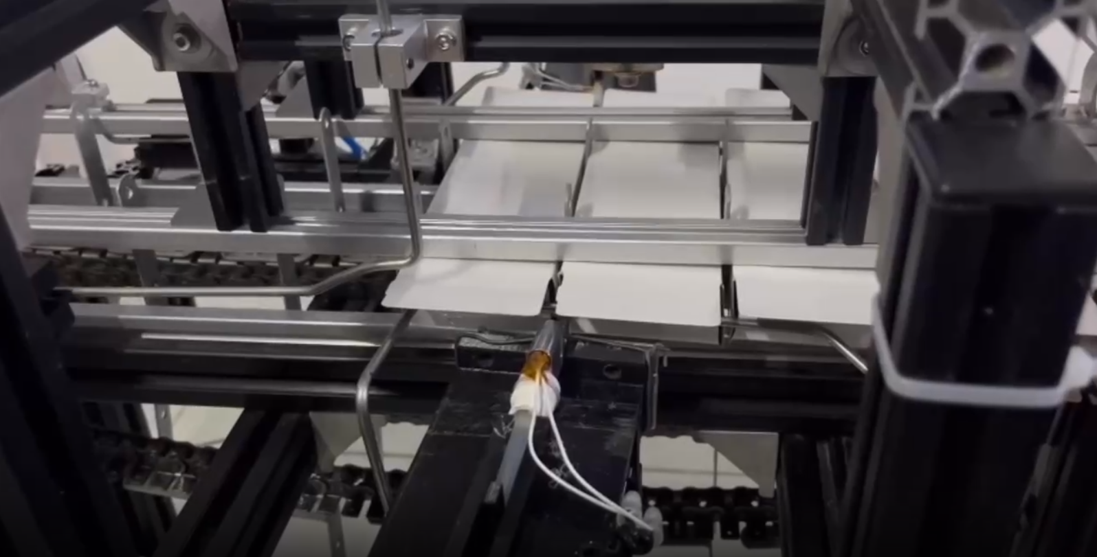 A machine with white paper

AI-generated content may be incorrect.